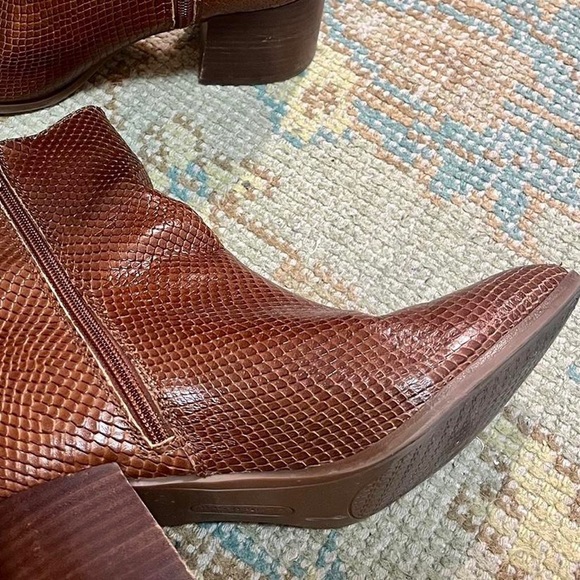 Brown leather boots - Picture 3 of 4